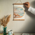 Textielposter Wees Stil Exodus A4 met Houten Hangers